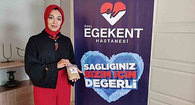 Cam kenarına bırakılan kırıntılar, kuşlar için yeme dönüştü