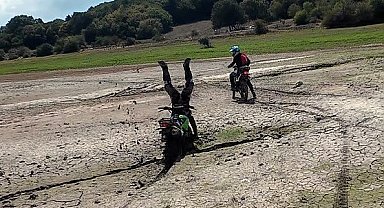 Çamura saplanan motosikletli böyle takla attı: Arkadaşları kahkahaya boğuldu