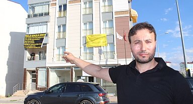 Canına tak etti, astığı pankartlarla isyan etti
