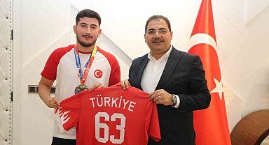 Canpolat dünya şampiyonu genç sporcuyu tebrik etti