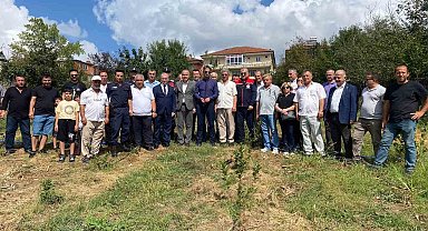 Çaycuma kaymakamı Aronya meyvesi ilk hasadını yaptı