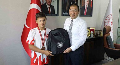 Çelebi, başarılı güreşçileri tebrik etti