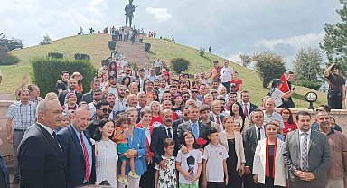 CHP Genel Başkanı Özgür Özel, Dumlupınar Şehitliği'ni ziyaret etti