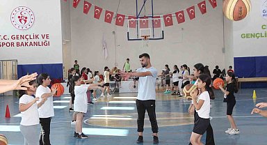 Cizre'de gençler, yaz tatilini Gençlik Merkezi'nde geçiriyor