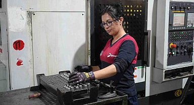 CNC makinesine kadın eli değdi