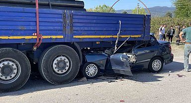 D-100'de feci kaza, tıra ok gibi saplandı: 1 ölü