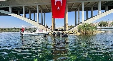 Dalgıçlardan Fırat Nehri'nde Türk bayraklı 30 Ağustos kutlaması