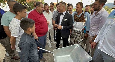 Damadın önünü kesti: "El arabasını parayla doldur"