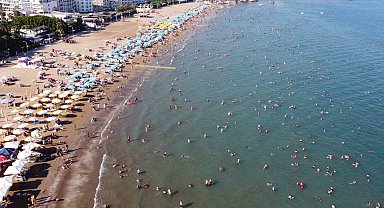 Deniz sıcaklığı 32 derece: Kızkalesinde tatilci yoğunluğu
