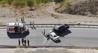 Denizli'de iki otomobil kafa kafaya çarpıştı; 1 ölü,3 yaralı
