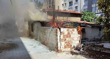 Denizli'de kullanılmayan müstakil evde çıkan yangın paniğe neden oldu