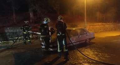 Denizli'de seyir halindeki araç alev alev yandı