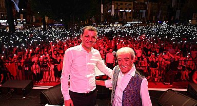 Denizli'de Zafer Bayramı coşkusu Edip Akbayram ile yaşandı