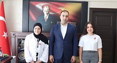 Dereceye giren öğrenciler Kaymakam Fırat Kadiroğlu'nu ziyaret etti