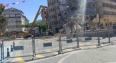 Devrek'te eski belediye binasının yıkımına başlandı
