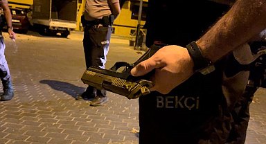 Devriye atan ekipleri görünce tabancayı kaldırıma attı
