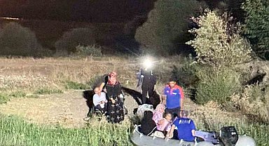 Dicle Nehri'ndeki adacıkta suyun yükselmesiyle mahsur kalan 9 kişilik aile kurtarıldı