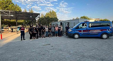 Didim'de 25 düzensiz göçmen ve 1 göçmen kaçakçısı şüphelisi yakalandı