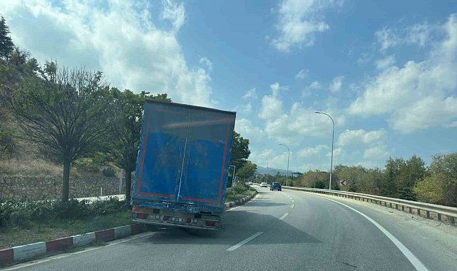 Direksiyon başında fenalaşan sürücü orta refüje çıktı