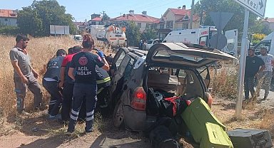 Direksiyon hakimiyetini kaybeden araç yoldan çıktı; 4 yaralı