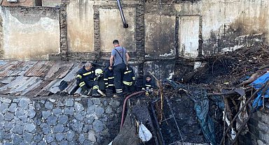 Diyarbakır'da odun deposunda çıkan yangın söndürüldü