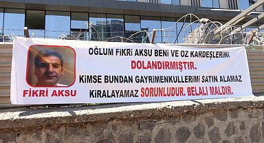 Diyarbakır'da oğlu tarafından dolandırıldığını iddia eden baba, olayı pankartla duyurdu