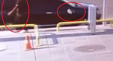 Diyarbakır'da yolda geçen biri park halindeki otomobilin aynasını tekme sallayarak kırdı
