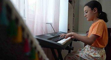 Doktorların "yaşamaz" dediği minik Nursima müzik yeteneğiyle ve bestelediği müziklerle kendine hayran bırakıyor