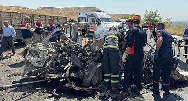 Düğün yolunda pikap ve tır kafa kafaya çarpıştı: 4 ölü, 1 yaralı