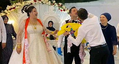 Düğünde takının bu kadarı pes dedirtti: Damada temizlik malzemesi takıldı