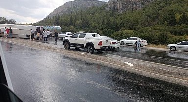 Düğüne giden midibüs kayganlaşan yolda devrildi: 1'i ağır 20 yaralı