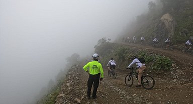 Dünyanın en tehlikeli yolunda bisikletçilerin güvenliğini sağlayanlar arasında Anda Trabzon ekibi de vardı