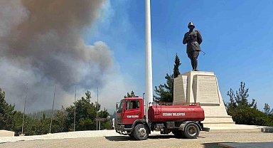 Eceabat'taki orman yangını rüzgarın etkisiyle büyüyor