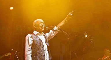 Edip Akbayram, 30 yıl sonra halk konserinde hayranlarıyla buluştu