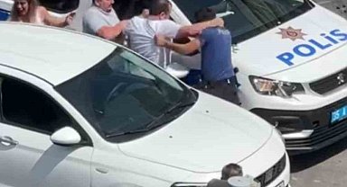 Ekip aracının aynasını kırdı, polise yumruk attı