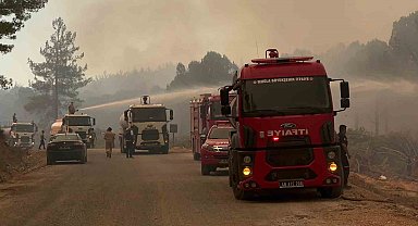 Ekipler alevlere duvar ördü, direniyor