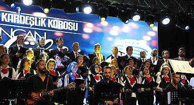 Erzincan'da farklı meslek gruplarından insanların bir araya geldiği "Kardeşlik Korosu" konser verdi