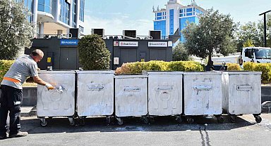 Esenyurt'ta çöp konteynerlerinin bakım ve onarımlarını yapıyor