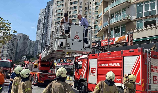 Esenyurt'ta yangında can pazarı: Camlarda kurtarılmayı beklediler