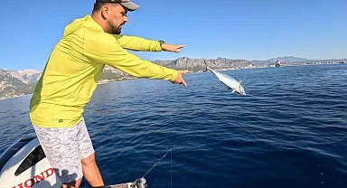 Eşiyle birlikte balık tutan balıkçının zor anı: Tutuğu balığın peşinden geleni görünce dayanamadı