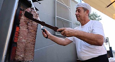 Et fiyatı düştü, iddiayı kaybetti, et döner tezgahını Meclis'e kurarak döner dağıttı