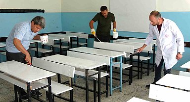Fedakar eğitimciler ellerine fırça aldı, okul sıralarını boyadı