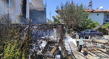 Fethiye'de çıkan yangında depo ve araba alevlere teslim oldu