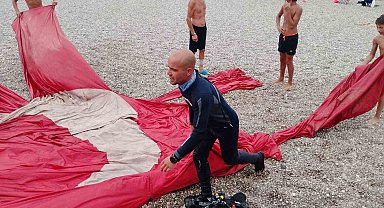 Fırtınada koparak denize uçan dev Türk bayrağı 8 ay sonra dalgıçlar tarafından deniz tabanında bulunarak çıkarıldı
