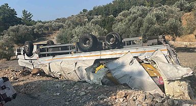 Freni tutmayan tır ters döndü, sürücüsü kazadan burnu bile kanamadan kurtuldu