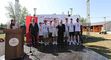 Futbol turnuvasının şampiyon takımına madalyalarını Vali Aksoy verdi