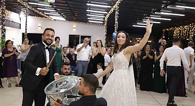Futbolcu damat, transfer sözleşmesini düğününde imzaladı