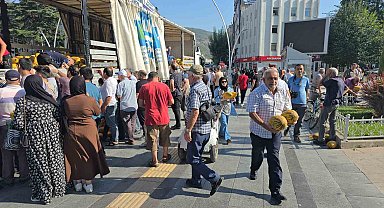 Geçen hafta 43 ton ücretsiz karpuz dağıtılan Tokat'ta bu sefer 25 ton kavun dağıtıldı