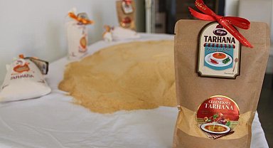 Geleneksel yöntemlerle yapılan tarhana raflardaki yerini aldı