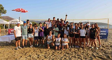 Gençler, Zafer Turnuvası Plaj Voleybolu kategorisinde hem eğlendi hem yarıştı